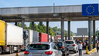 Kapıkule sınır kapısında bekleyen tırlar ve otomobiller