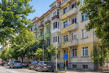 Bulgaristan’da balkonlu apartmanların sıralandığı ağaçlı bir sokak